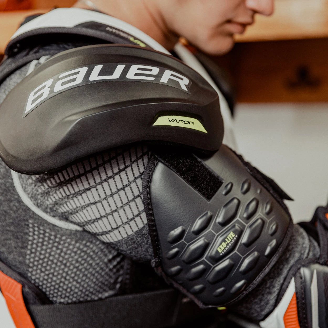 Bauer VAPOR HYPERLITE SHOULDER PAD INTERMEDIATE 3 Bauer VAPOR HYPERLITE SHOULDER PAD INTERMEDIATE - Image 3