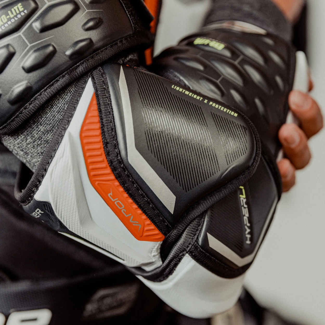 Bauer VAPOR HYPERLITE ELBOW PAD SENIOR 2 Bauer VAPOR HYPERLITE ELBOW PAD SENIOR - Image 2